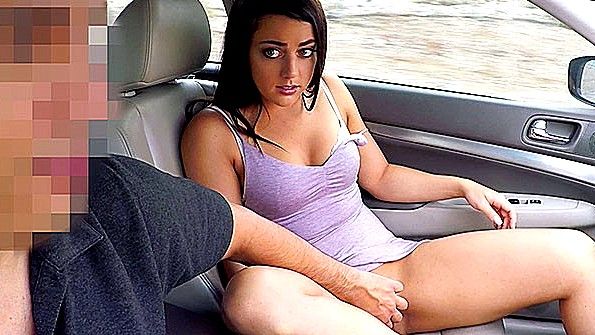 Раб моет свою содержанку в душе и облизывает ее, придавая ей привлекательность