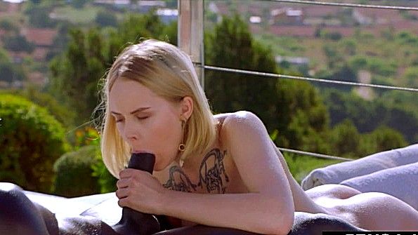 Чернокожая взрослая женщина с огромной грудью соблазняет парня