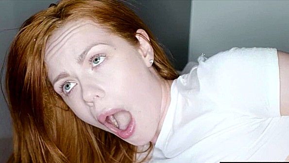 Кокетка успешно раздвинула ноги перед чужим мужем