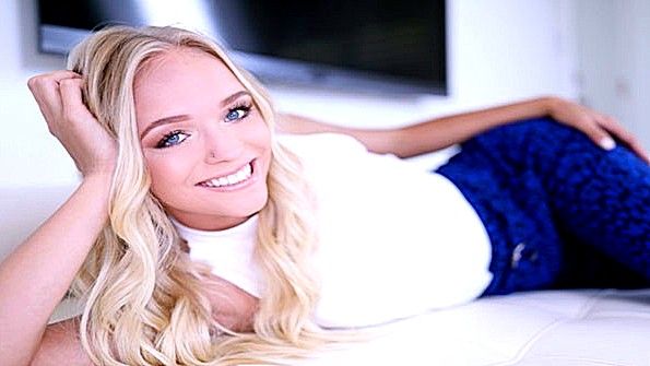 Две милфы трахают парня прямо на сцене