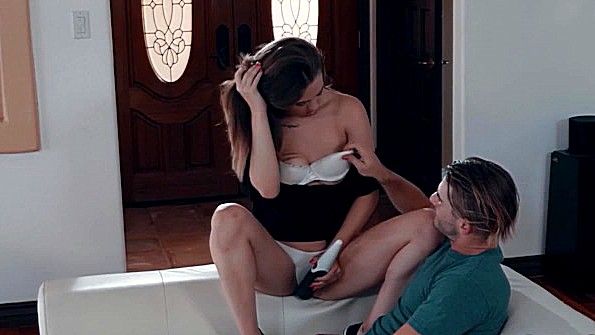 Любовник помогает красавице получить анальное удовольствие