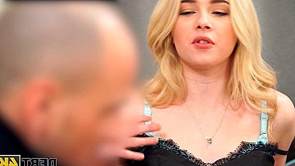 Синяя любительница развлекается с вибратором