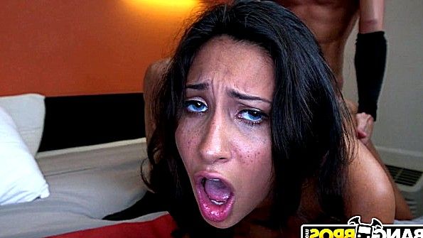 Парень наслаждается грубым сексом с двумя неряхами