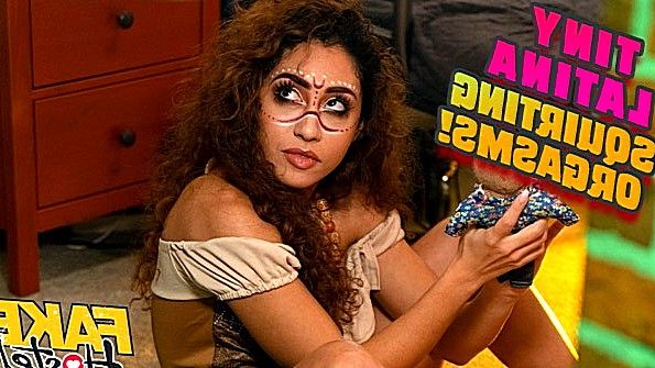 Мисс жестко трахает себя в задницу вибратором