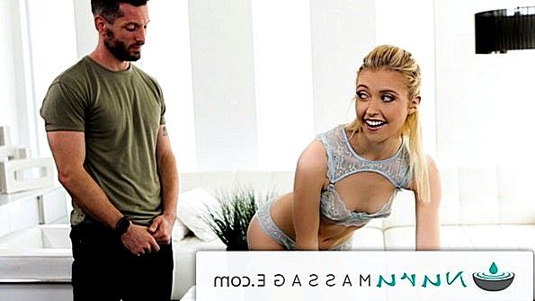 Мужчину заставляют лизать солью панталон взрослой женщины прямо на улице