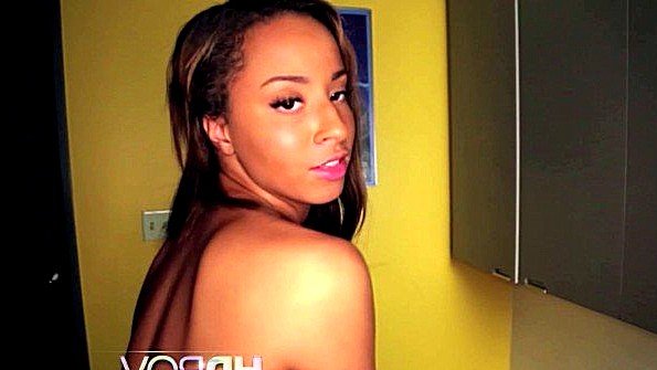 Я добрался до пизды своей подруги и принялся ее обнимать