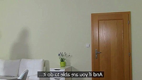 Развратная девчонка заставляет парня сделать ей минет