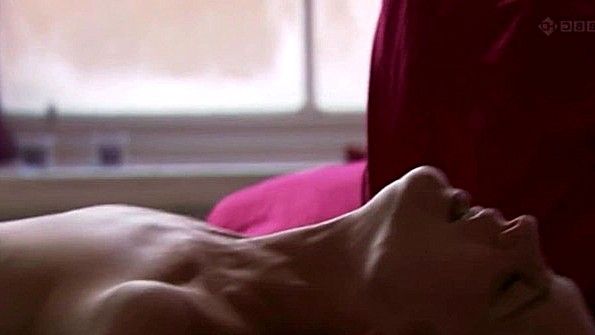 Полная взрослая женщина выбирает секс с богатым человеком в машине вместо вождения