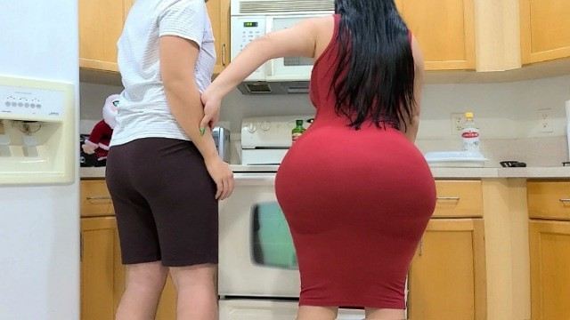 Я застал свою девушку в ванной. Она не остановилась, указала на дверь и заплатила денежную сумму