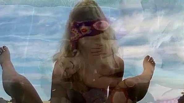 Замужняя женщина платит горничной в отеле, чтобы та сделала ее мужу минет