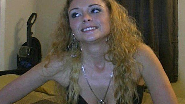 Привязанная рабыня лижет пизду приглашенного своей госпожи