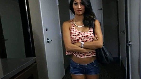 Шлюха в бикини спит в заднице на лодке