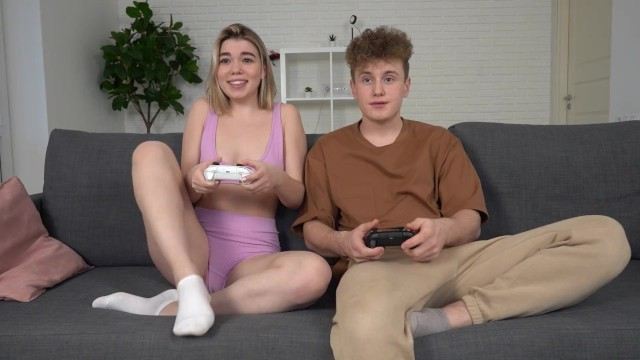 Она кончила от вибратора и испытала лишение, чтобы получить семя от полового члена