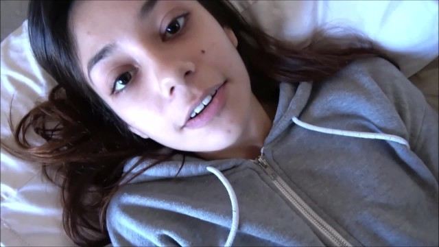 Сексуальная пышногрудая мисс с удовольствием мастурбирует