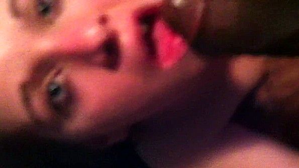 Она раздевается и легко ласкает свою небритую пизду