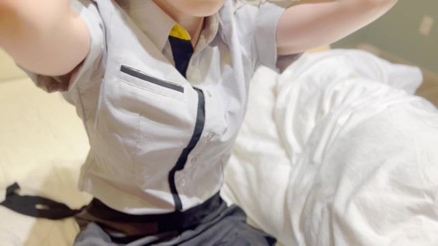 Возбужденная шлюха вовлекает мужчину в пьянство