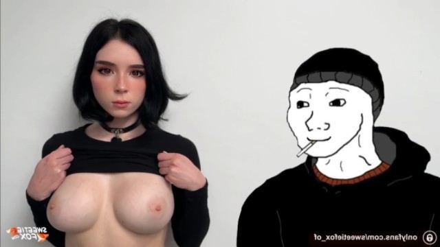 Чернокожая взрослая женщина моется в душе и немного ласкает свою пизду