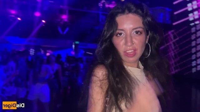 Азиатская шлюха трахает парня очень трудно