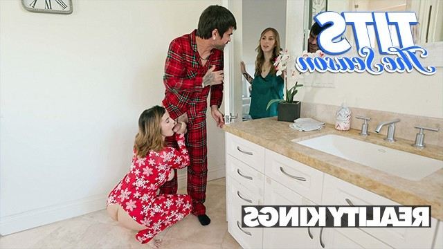 Девушка быстро перемещается по местам и получает удовольствие от трайбада