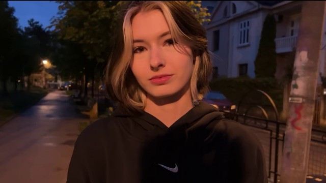 Толстая британка мастурбирует ногой и сосет половой член