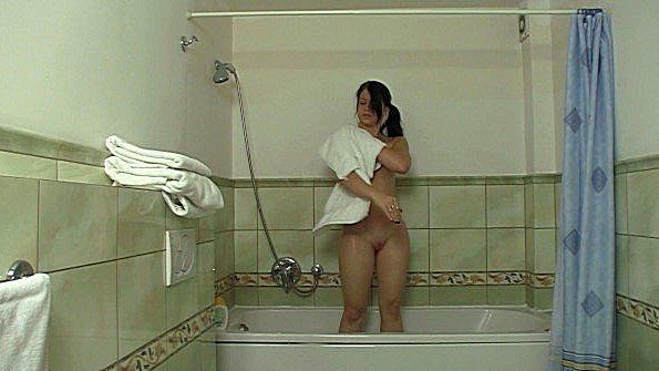 Она соблазнила мужчину в машине и занялась с ним сексом в доме