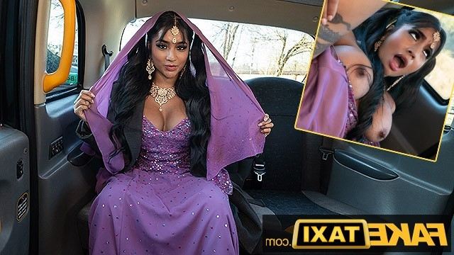 Девушка в постели активно лижет пизду солью до одурения