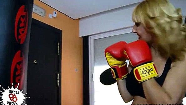 Отпрыск Мари Вильманн выпускает картину в стиле ню