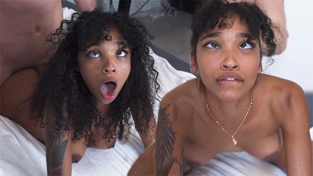 Азиатка кокетка играет со своей пиздой пальцем