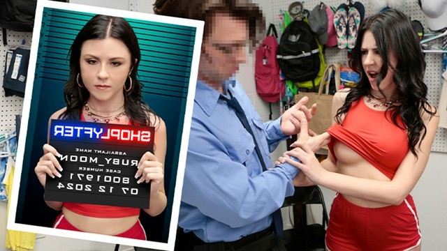 Мускулистая красотка снимает с себя одежду и предлагает заняться сексом