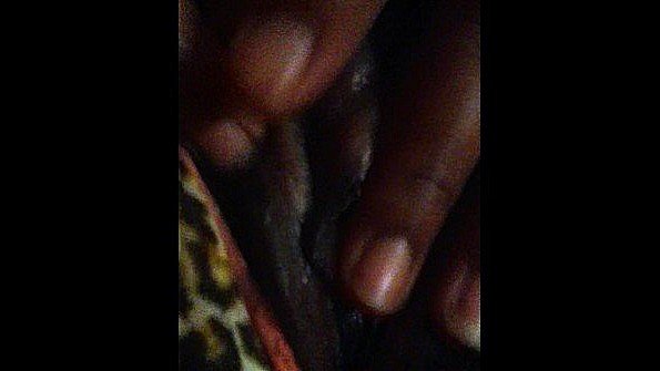 Я ношу взрослую самку, чтобы показать ей пизду и жадно сплю с ней