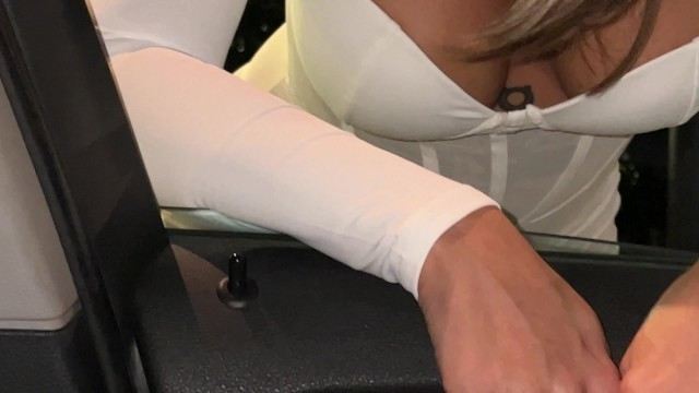 Замужняя женщина активно трахает своего любовника в задницу на глазах у мужа