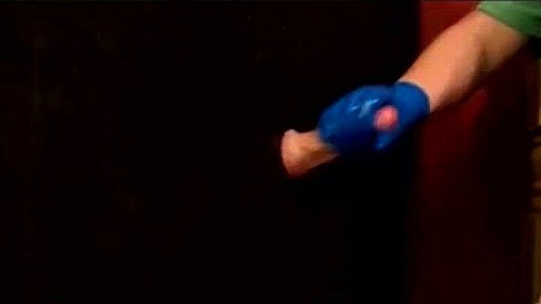 Великолепная чернокожая взрослая женщина соблазняет парня своей грудью