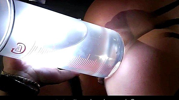 Молодая леди хочет трахнуть парня на диване