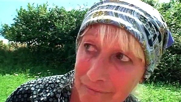 Возбужденная бидди моча от траха ее пизды пальцем