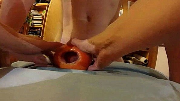 Милфа горячо сосёт член чернокожего мужика, пока он не кончит