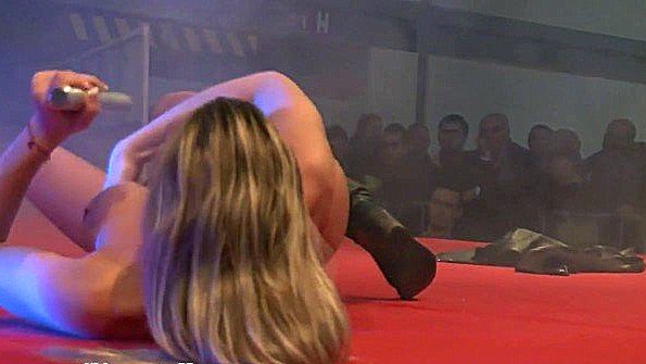 Дама-потомок надеется высосать сыча из дыры в стене