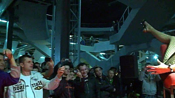 Кокетливая мисс страстно играет с вибратором