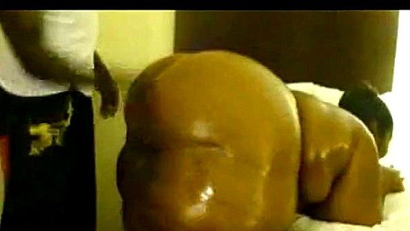 Она уезжает одна со своим парнем и занимается с ним сексом