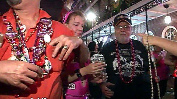 Мать сделала своему сыну минет, а затем решила заняться с ним сексом