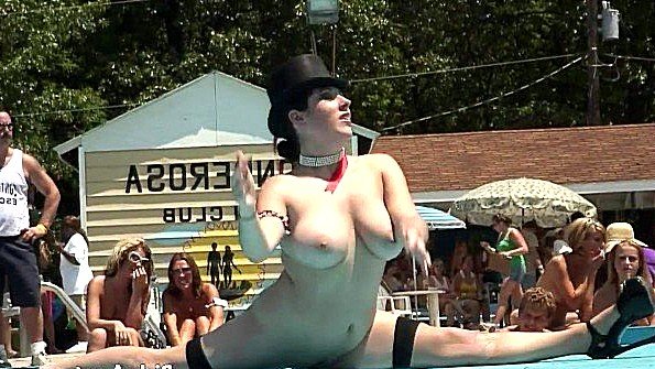 Сука умело сидела в шпагате на возбужденной сычке