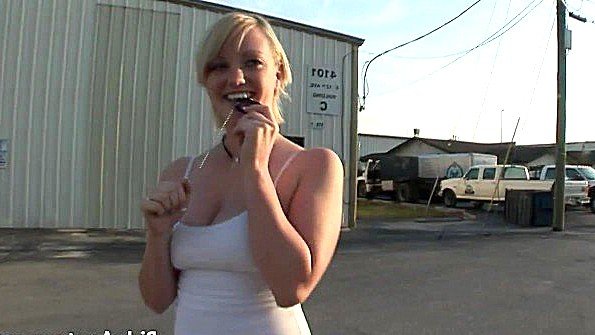 Темнокожая мисс получает деньги и поднимает платье