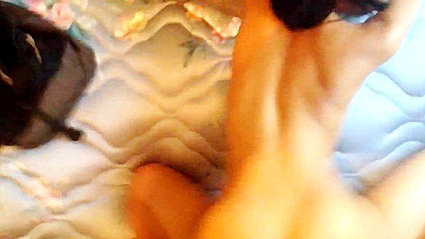 Она вставляет дилдо в задницу мужчины и наслаждается этим