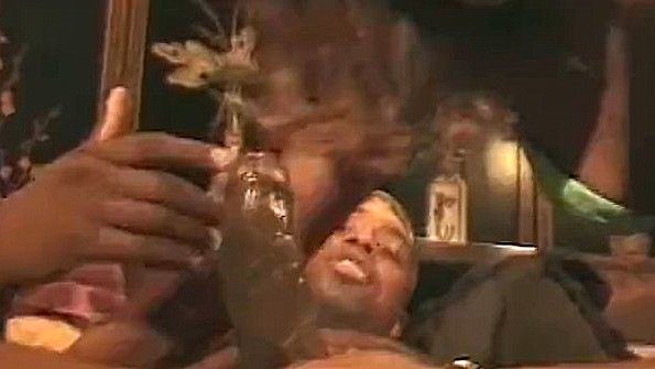 Молодая леди пробует разные вибраторы