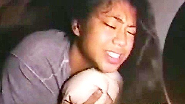 Кокетливая взрослая женщина мастурбирует в постели до одурения