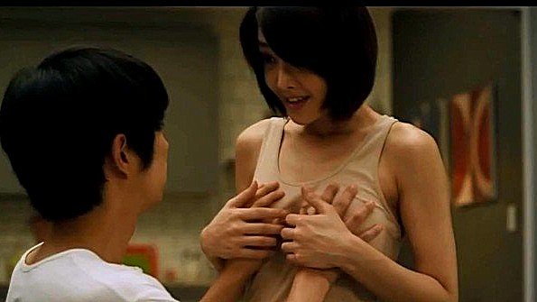 Взрослая самка раздевается на природе и непристойно гуляет