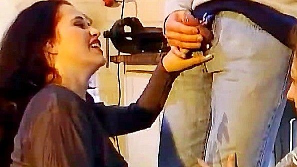 Азиатская неряха готова броситься на парня