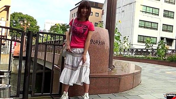 Он снимает с женщины обтягивающее платье и спит с ней до изнеможения