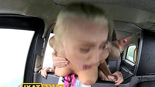 Чернокожая взрослая самка с трудом лижет анус своей подруги