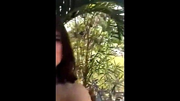 Сестра и ее подруга делят вместе съедобную лодку своего брата