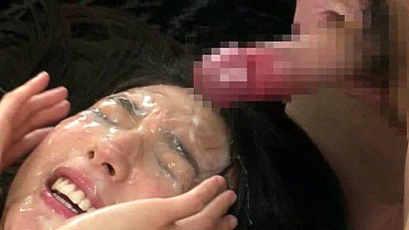 Чернокожая милфа яростно мастурбирует в постели